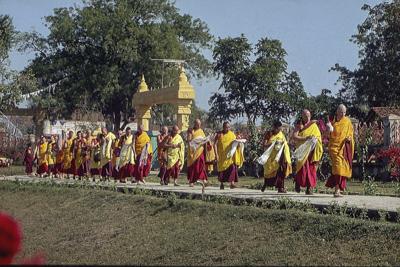 The lamas with IMI Sangha, Bodhgaya, 1982